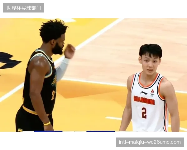 徐杰在元旦大战中膝盖遭遇严重撞击，广东队本已紧张的后卫线轮换再遭重创。